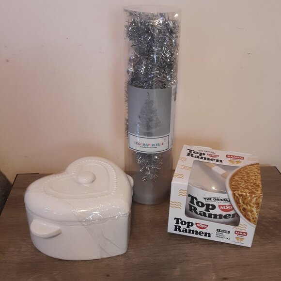 Christmas Bundle - Table Top Tree - Heart Shape Dish - Ramen Bowl with Spoon - Picture 11 of 12